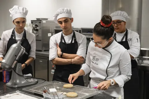 Imagen de estudiantes aprendiendo cocina